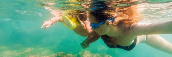 Boldog Anya Fia Strandon Snorkeling — Stock Fotó