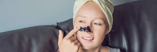Güzel Genç Kadın Ile Yüz Maskesi Güzellik Spa Rahatlatıcı Mutlu — Stok fotoğraf