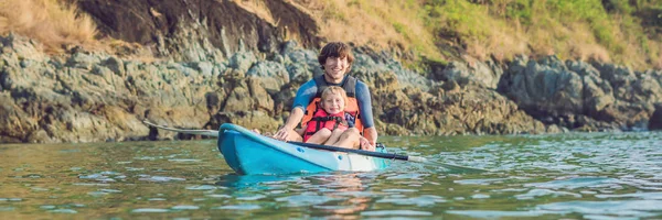 Vater Und Sohn Beim Kajakfahren Tropischen Ozean Reisen Und Aktivitäten — Stockfoto