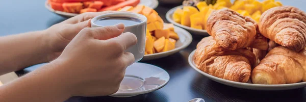 Jovem Mulher Tomando Café Manhã Varanda Mesa Pequeno Almoço Com — Fotografia de Stock