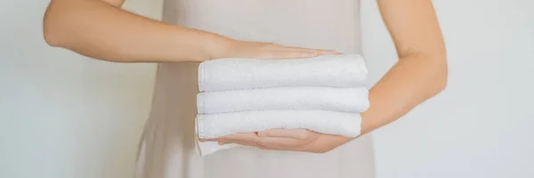 Woman Holding Stack White Towels Concept Service Hotels Laundry Spa — Stock Photo, Image