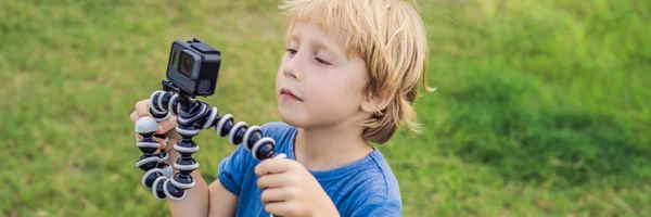 Malý Chlapec Natočit Video Akční Kamery Pozadí Zelené Trávy Dlouhý — Stock fotografie