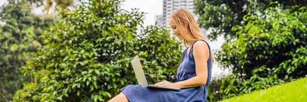 Jeune Étudiante Intelligente Tenue Décontractée Femme Assise Sur Sol Herbe — Photo