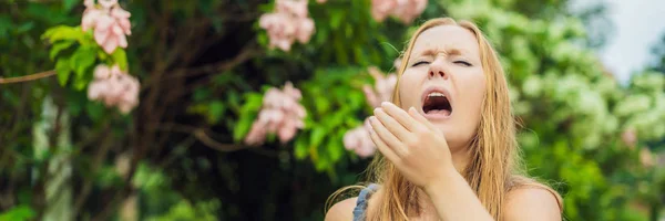 Молодая Женщина Чихает Парке Фоне Цветущего Дерева Аллергия Концепцию Пыльцы — стоковое фото
