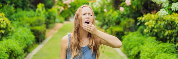 Jovem Mulher Espirra Parque Contra Fundo Uma Árvore Florida Alergia — Fotografia de Stock