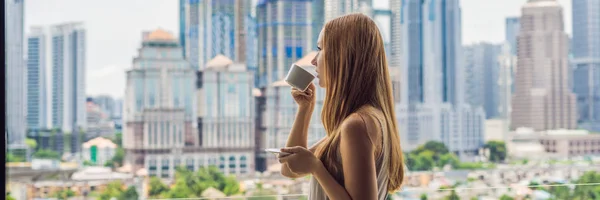 Mujer Joven Bebe Café Por Mañana Balcón Con Vistas Gran — Foto de Stock