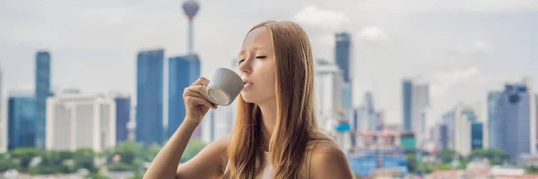 Утром Молодая Женщина Пьет Кофе Балконе Видом Большой Город Небоскребы — стоковое фото