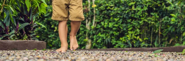 Boy Walking Textured Cobble Pavement Riflessologia Pietre Ghiaia Sul Marciapiede — Foto Stock