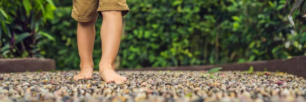 Αγόρι Πόδια Ένα Πεζοδρόμιο Ελαστικοποιημένων Κροκάλα Ρεφλεξολογία Βότσαλο Πέτρες Στο — Φωτογραφία Αρχείου