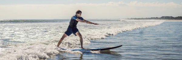 Giovane Principiante Surfer Impara Fare Surf Una Schiuma Mare Sull — Foto Stock