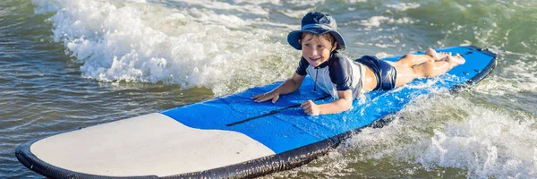 Happy Baby Boy Junge Surfer Reiten Auf Surfbrett Mit Spaß — Stockfoto