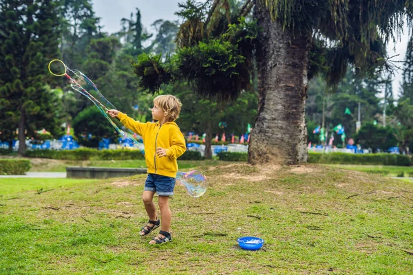 Lindo Niño Está Jugando Con Grandes Burbujas Aire Libre Durante — Foto de Stock