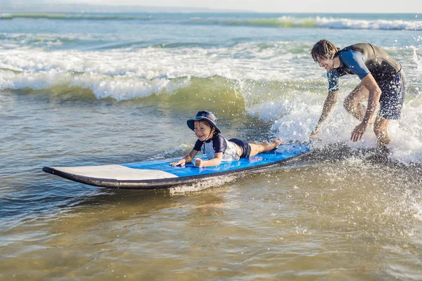 Vater Bringt Seinem Kleinen Sohn Urlaub Das Surfen Meer Bei — Stockfoto