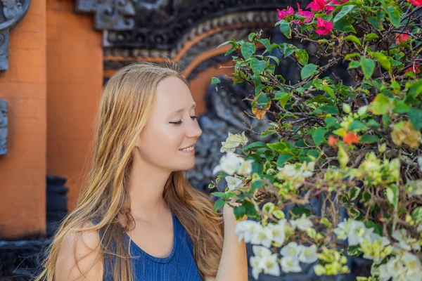 Młoda Kobieta Turystycznych Tle Tanah Lot Świątynia Oceanie Bali Indonezja — Zdjęcie stockowe