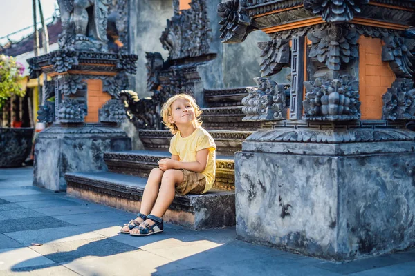 Menino Turista Fundo Tanah Lot Templo Oceano Bali Indonésia Viajar — Fotografia de Stock