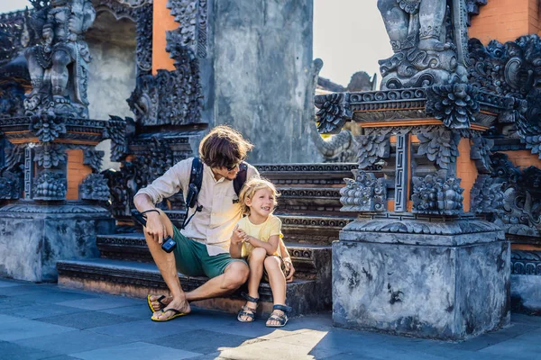 Padre Hijo Turistas Fondo Tanah Lot Templo Océano Bali Indonesia — Foto de Stock
