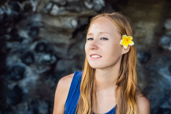 女性はバリ島の観光です 聖なる水と彼女の額には清めの儀式は米を棘し 花の耳に入れて — ストック写真