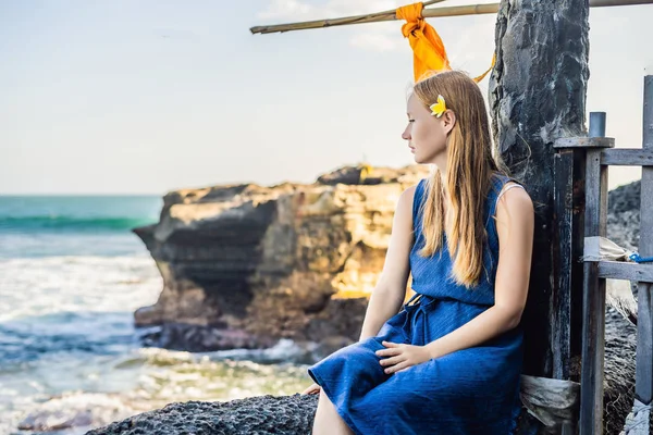 Mulher Turista Bali Ritual Ablução Com Água Benta Testa Espinhos — Fotografia de Stock