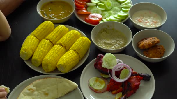 おいしいピタパンとインド料理を食べて家族 — ストック動画