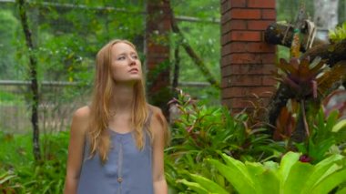 Genç kadın ve oğlu bir tropikal Botanik Bahçesi ziyaret etti. epiphytes bölüm