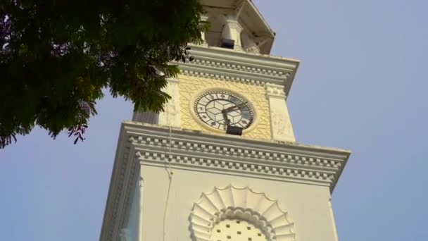 Steadicam strzał wieży zegarowej Pomnik królowej Wiktorii w mieście George Town, Penang, Malezja — Wideo stockowe