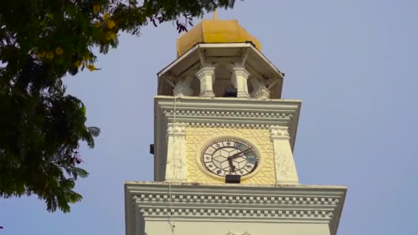 Steadicam toma de la torre del reloj conmemorativo Queen Victoria en George Town, Penang, Malasia — Vídeo de stock