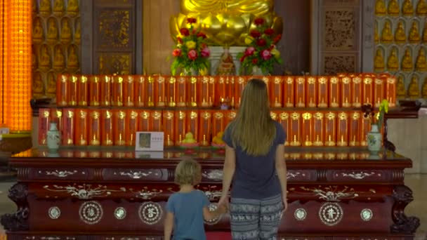 Penang, Malasia - 11 de mayo de 2018: Una joven y su pequeño hijo visitan el templo budista Kek Lok Si — Vídeo de stock