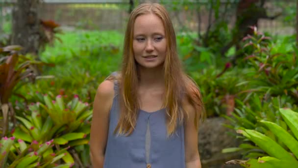 Mujer joven y su hijo visitando un jardín botánico tropical. sección de epífitas — Vídeos de Stock