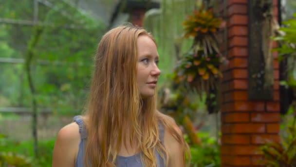 Mujer joven y su hijo visitando un jardín botánico tropical. sección de epífitas — Vídeo de stock