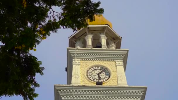 Steadicam strzał wieży zegarowej Pomnik królowej Wiktorii w mieście George Town, Penang, Malezja — Wideo stockowe