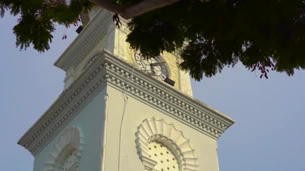 Steadicam shot of the Queen Victoria memorial clock tower in George Town, Penang, Malaysia — Stock Video