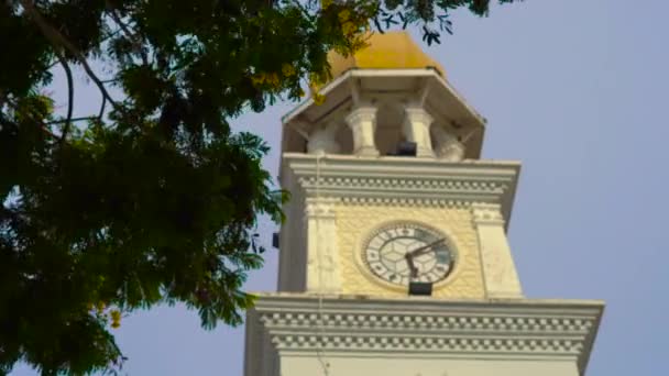 Steadicam toma de la torre del reloj conmemorativo Queen Victoria en George Town, Penang, Malasia — Vídeo de stock