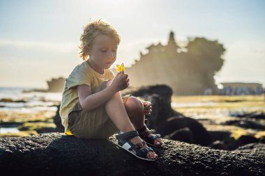 Tanah Lot - okyanus tapınakta arka plan üzerinde çocuk turist. Bali, Endonezya. Çocuk kavramı ile seyahat.