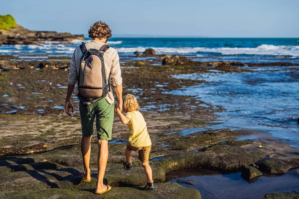 Padre Hijo Caminando Por Playa Cósmica Bali Turistas Viajes Retratos — Foto de Stock