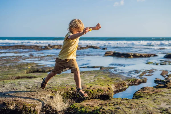 Ragazzo Sta Giocando Sulla Spiaggia Cosmica Bali Ritratto Turistico Viaggio — Foto Stock