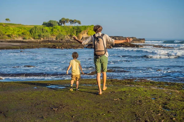 Padre Figlio Turisti Sullo Sfondo Tanah Lot Tempio Nell Oceano — Foto Stock