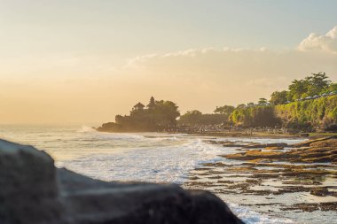 Tanah çok okyanus tapınakta. Bali, Endonezya
