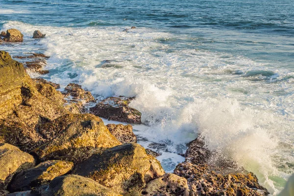 Grandes Olas Rompiendo Orilla Con Espuma Mar — Foto de Stock