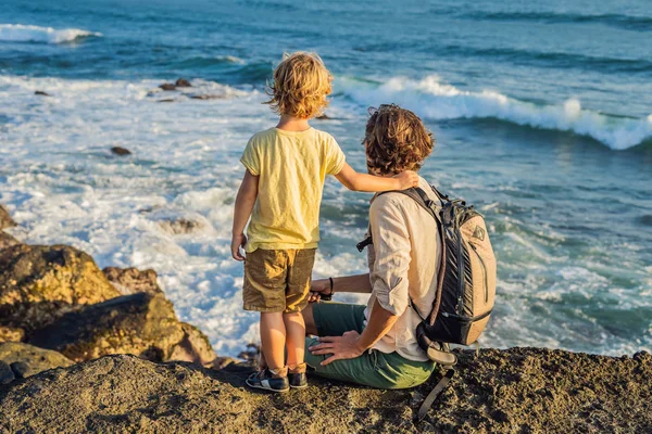 Padre Figlio Che Camminano Lungo Spiaggia Cosmica Bali Ritratto Turisti — Foto Stock