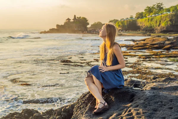 Νεαρή Γυναίκα Τουρίστας Στο Φόντο Των Tanah Lot Ναός Στον — Φωτογραφία Αρχείου