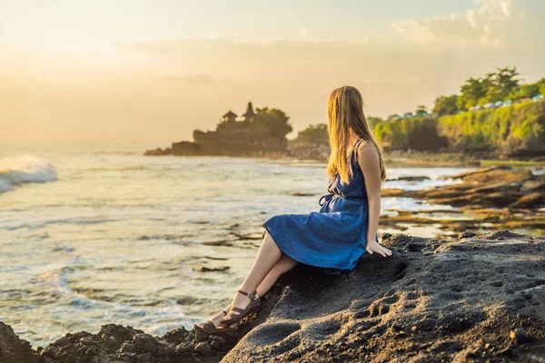 Νεαρή Γυναίκα Τουρίστας Στο Φόντο Των Tanah Lot Ναός Στον — Φωτογραφία Αρχείου