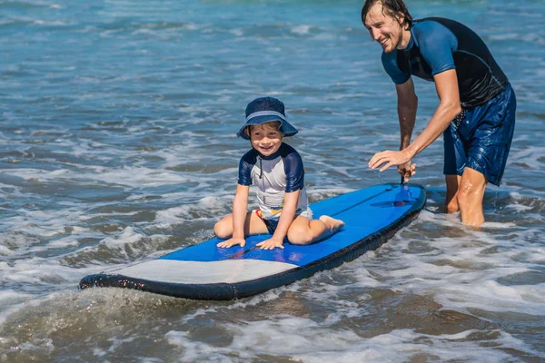 Padre Enseñando Hijo Pequeño Surfear Mar Vacaciones Vacaciones Viajes Deportes — Foto de Stock