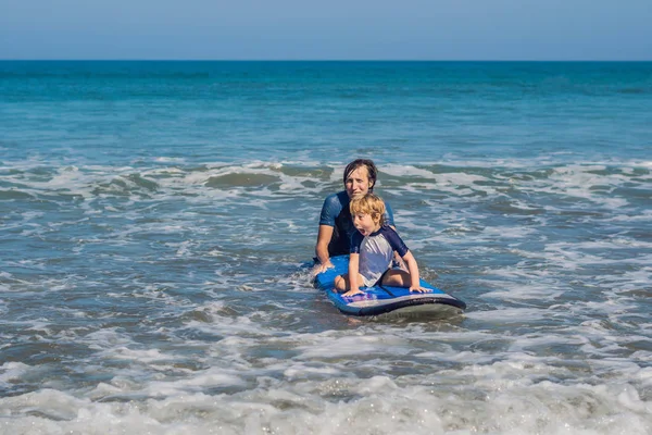 Tanítás Fia Szörfölés Tengeren Nyaralás Vagy Hétvégi Apa Utazás Sport — Stock Fotó