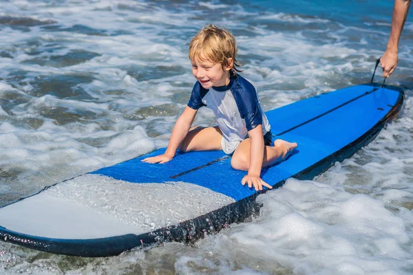 Buon Bambino Giovane Surfista Cavalca Sulla Tavola Surf Con Divertimento — Foto Stock