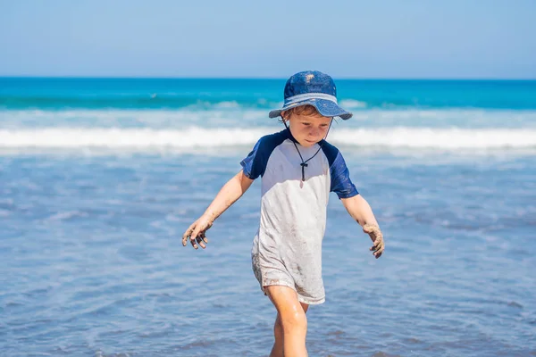 熱帯のビーチでの遊泳幸せの小さな男の子 — ストック写真