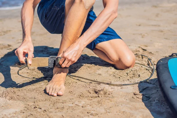 Junger Mann Surft Der Leine Des Surfbretts — Stockfoto