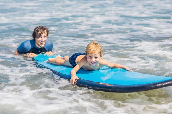 Père Enseignant Son Jeune Fils Comment Surfer Mer Vacances Vacances — Photo