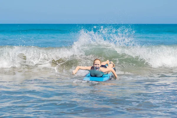 Mladá Žena Učí Surfovat Pěnu Bali Indonésie — Stock fotografie