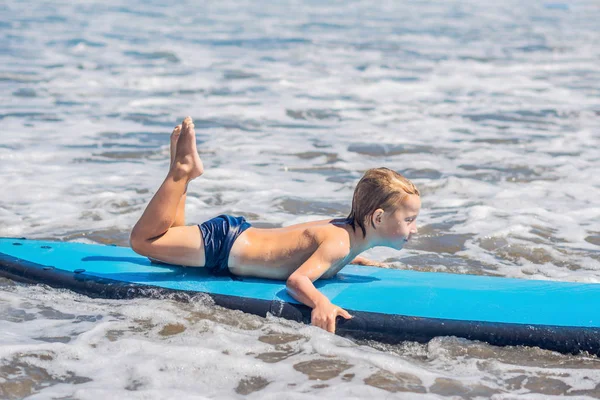 Щасливий Хлопчик Молодий Серфер Їздить Дошці Серфінгу Розвагами Морських Хвилях — стокове фото