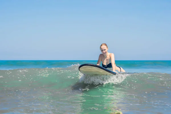Giovane Donna Impara Fare Surf Sulla Schiuma Bali Indonesia — Foto Stock